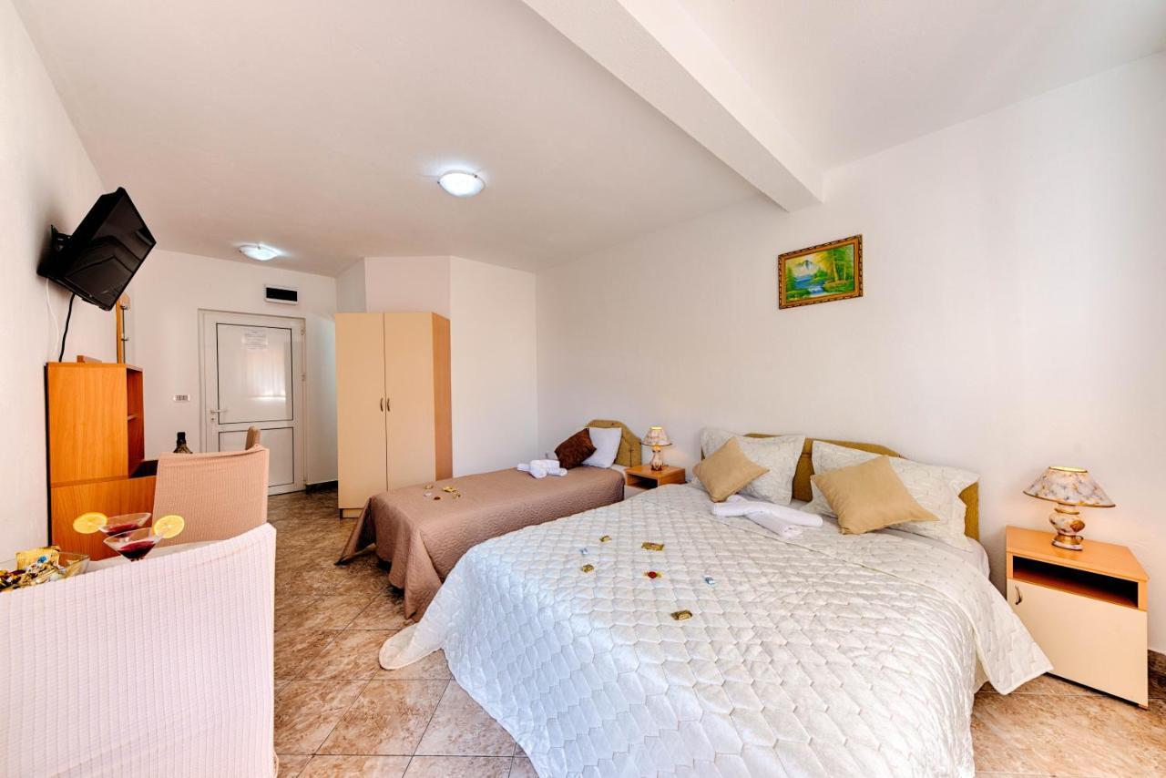 Hotel Dana Canj Luaran gambar
